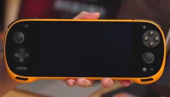 The Ayaneo Konkr Fit is a handheld console equipped with a Ryzen AI 400 chip, an OLED screen, and an 80 Wh battery.