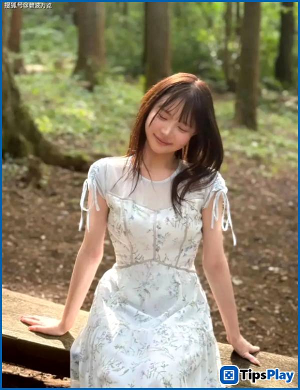 images 2 of Another hot new girl has just debuted, fans comment that she looks like she stepped right out of a 2D graphic.