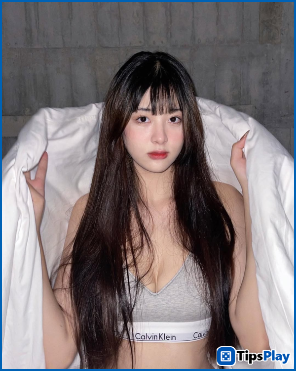 images 3 of Having been banned from streaming due to revealing outfits, the sexy female streamer suddenly changed direction.