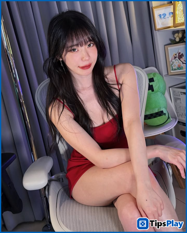 images 4 of Dubbed the 'goddess of the single community', the sexy streamer unexpectedly faced backlash from fans, all because of a single leak of her private life.